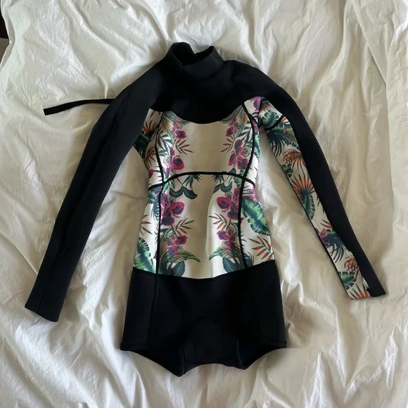 Roxy Wetsuit - size 6 - Picture 2 of 6